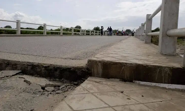 Cede parte do tabuleiro da ponte sobre rio Rovubué