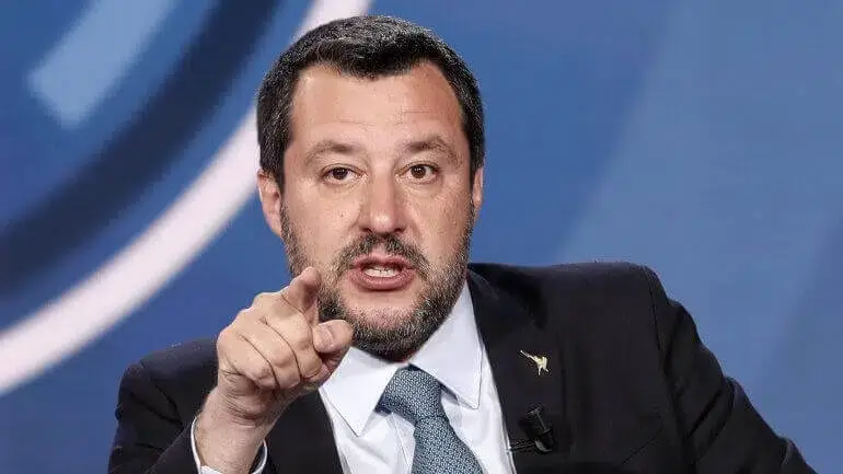 Itália acusa migrantes resgatados de sequestro de petroleiro