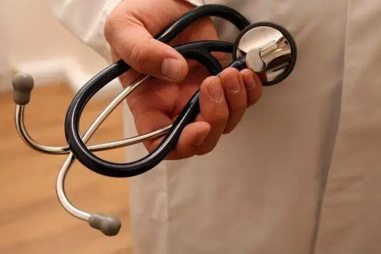 Rapariga de 18 anos morre de overdose após médicos recusarem tratá-la
