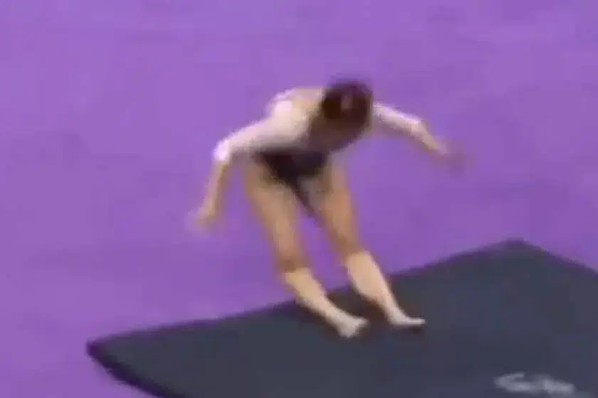 Ginasta quebra as duas pernas durante apresentação nos EUA