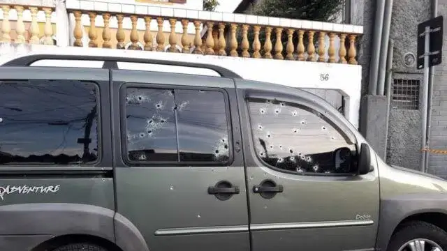 Brasil- Polícia é fuzilado na porta de casa