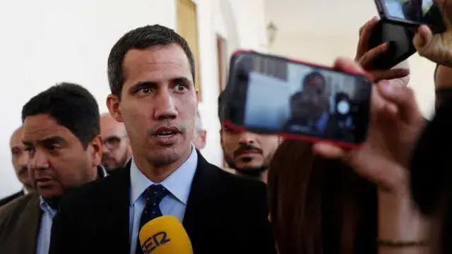 Direita acusa Guaidó de encenação com o regime de Maduro
