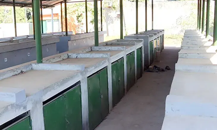 Mercado Albazine abandonado pelos vendedores desde sua construção em 2016