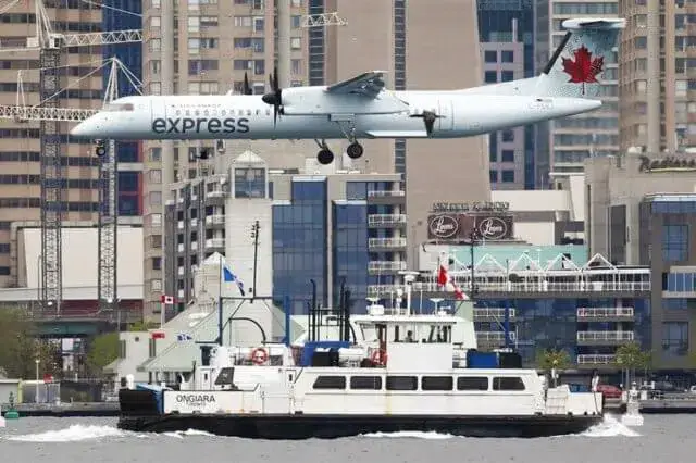 Mulher esquecida sozinha num avião da Air Canada