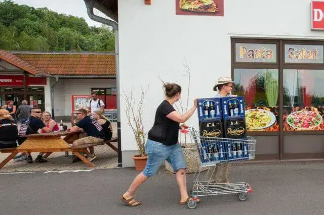Vila compra toda a cerveja disponível em protesto contra festival
