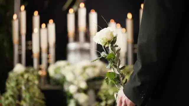 Irmãs multadas porque funeral do pai demorou mais 48 segundos