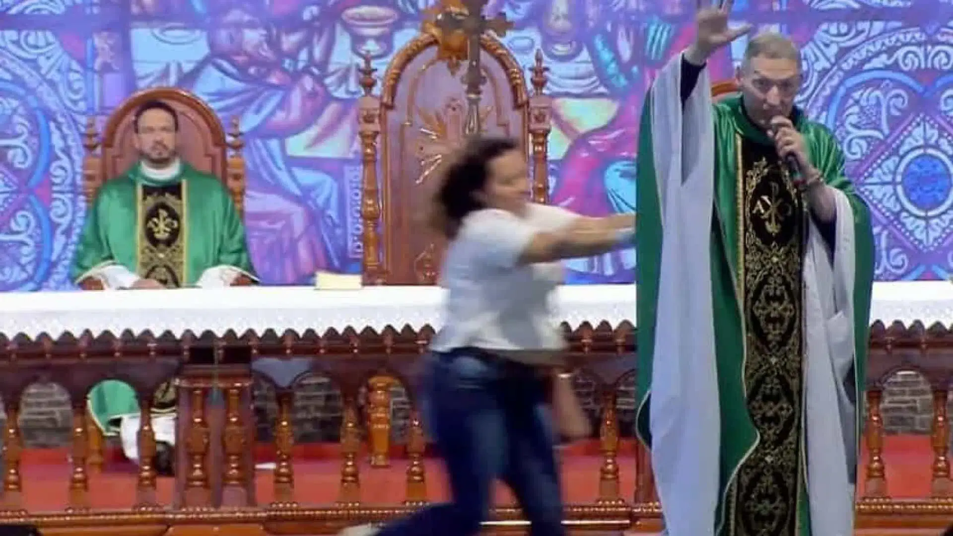 Mulher ataca e empurra Padre Marcelo Rossi de palco em missa