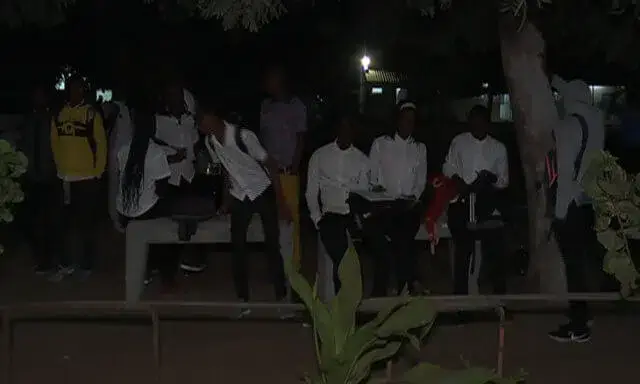 Alunos do curso nocturno sem uniforme podem não assistir às aulas