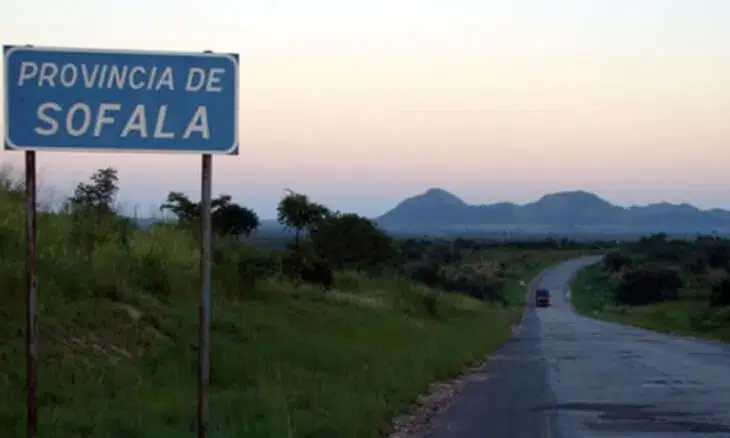 Homens armados atacam autocarro de passageiros e camião no centro de Moçambique