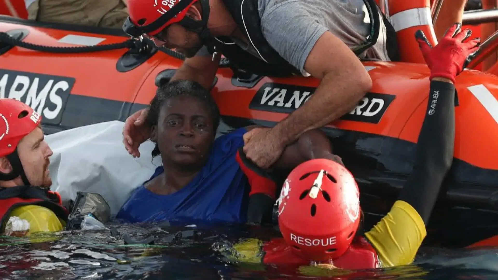 Nove pessoas do 'Open Arms' lançaram-se ao mar para nadar até Itália