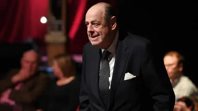 Neto de Churchill entre os conservadores expulsos do grupo parlamentar