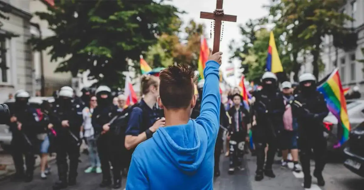 Polónia Manifestantes anti-LGBT invadem desfile de orgulho gay