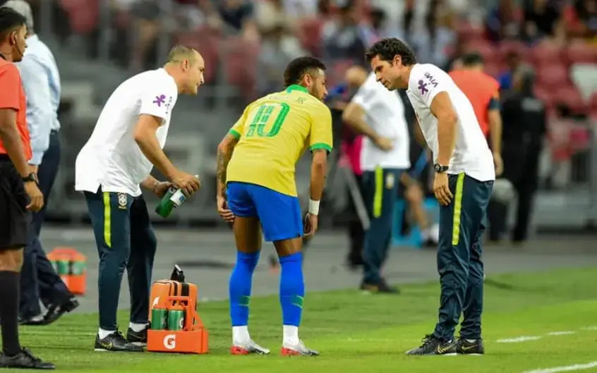 Com lesão na coxa, Neymar pode ficar fora por até quatro semanas