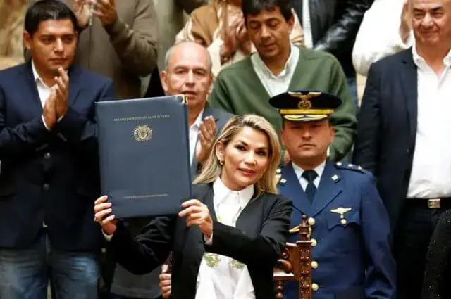 Presidente interina da Bolívia promulga lei para realização de novas eleições