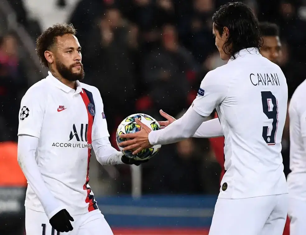 Neymar diz por que deixou Cavani bater pênalti no PSG
