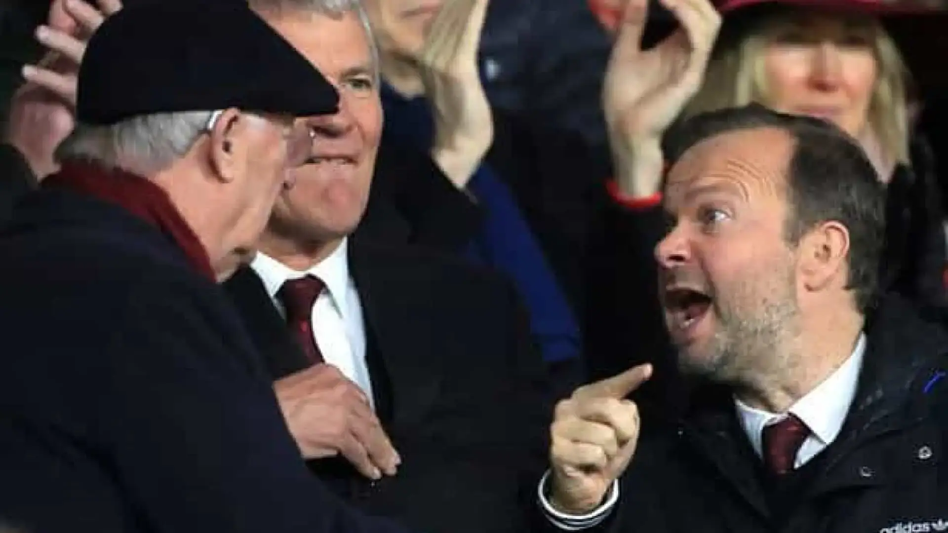 Adeptos do Man. United atacam casa do vice-presidente e pedem a sua morte