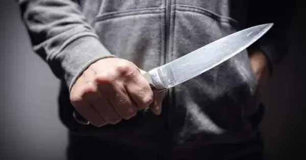 Asiático às portas da morte após ser esfaqueado por causa de coronavírus