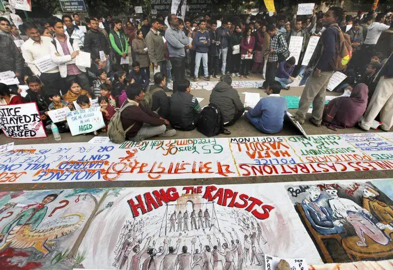 Homens enforcados por Violação de estudante indiana