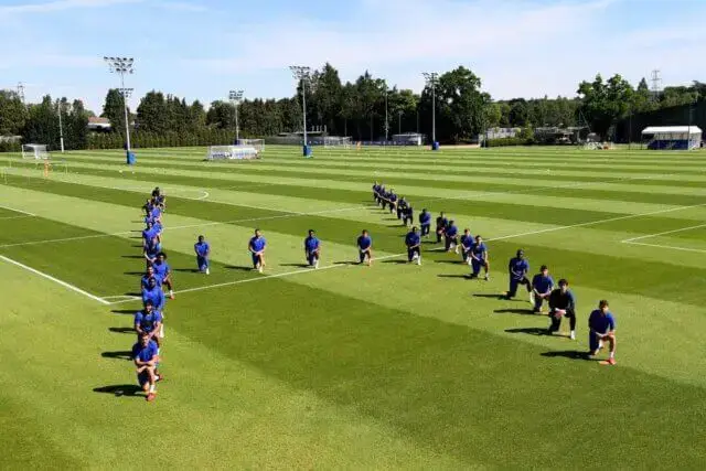 ogadores do Chelsea se ajoelham em protesto contra violência policial aos negros