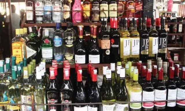 Apreensão de bebidas alcoólicas não seladas no mercado Estrela Vermelha