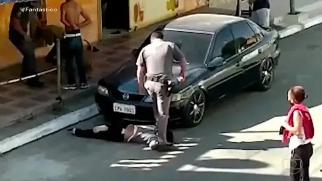 Polícia pisa e equilibra-se em pescoço de mulher negra no Brasil