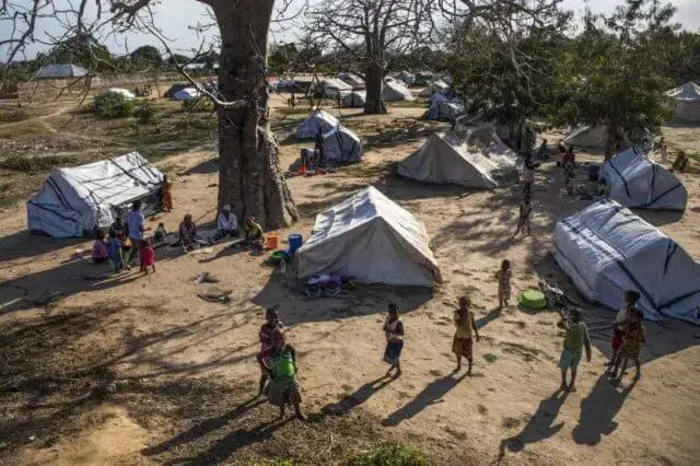 em Metuge cada família tem de escolher quem dorme fora da tenda