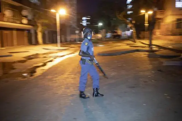 Covid-19 Polícia da África do Sul detém 23 imigrantes na fronteira com Moçambique