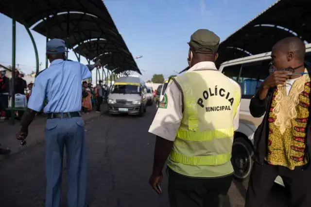 Polícia moçambicana suspende 63 agentes suspeitos de facilitar imigração ilegal.