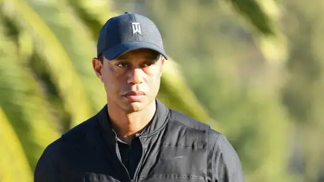 Tiger Woods hospitalizado após sofrer acidente de automóvel