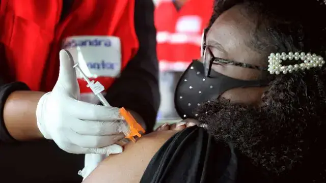 EUA, Vacinados por duas doses podem deixar de usar máscara em ambientes fechados
