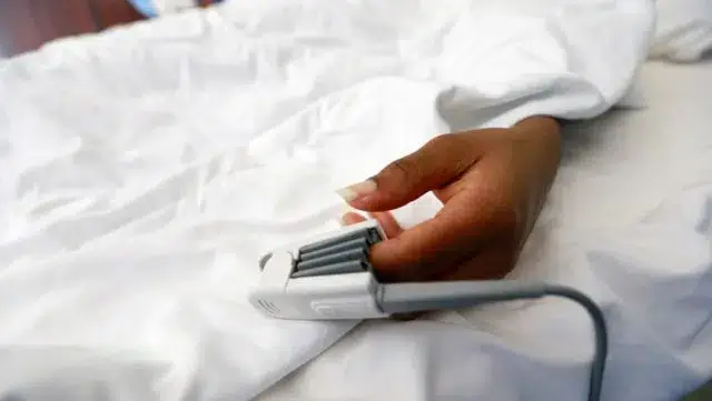 Mulher morre com coágulo sanguíneo cerebral após tomar dose da AstraZeneca