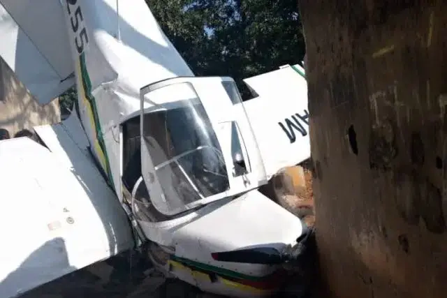 Maputo, Despenhou aeronave da Força Aérea numa escola em Hulene