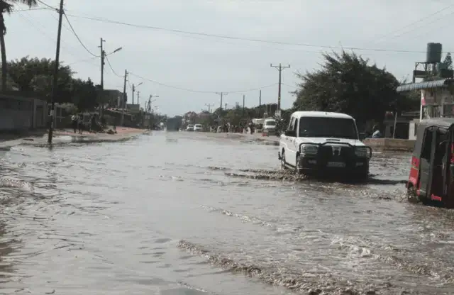 Entupimento de valas de drenagens favorecem as inundações das vias pela chuva