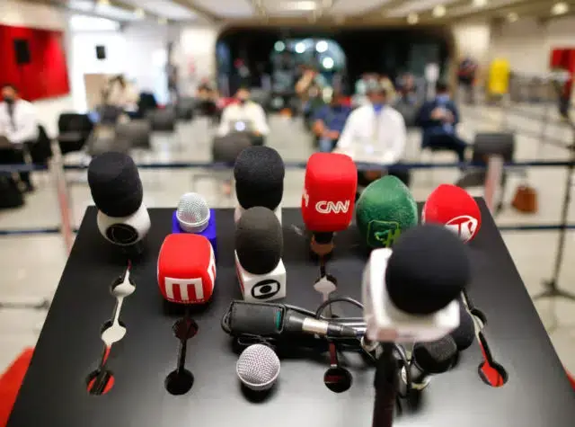 CPI-Pandemia-Senado-RenanCalheiros-Imprensa-Corredor-Microfone-27Abr2021