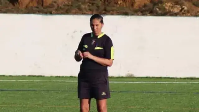 Árbitra socorre 3 jogadores por complicações de saúde em campo