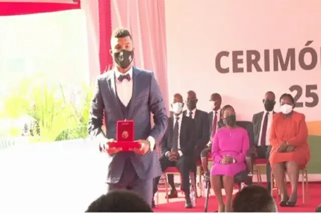 Reinildo Mandava foi condecorado com medalha de Mérito Desportivo