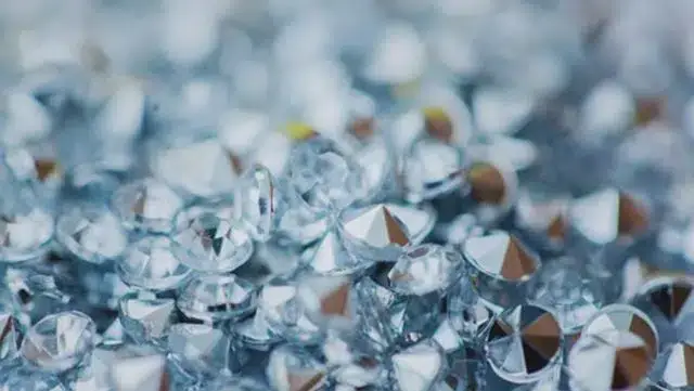 Idosa de 60 anos rouba diamantes no valor de 5 milhões de euros
