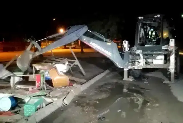 Autoridades destruíram barracas e bancas alocadas próximo as bermas da estrada na Beira