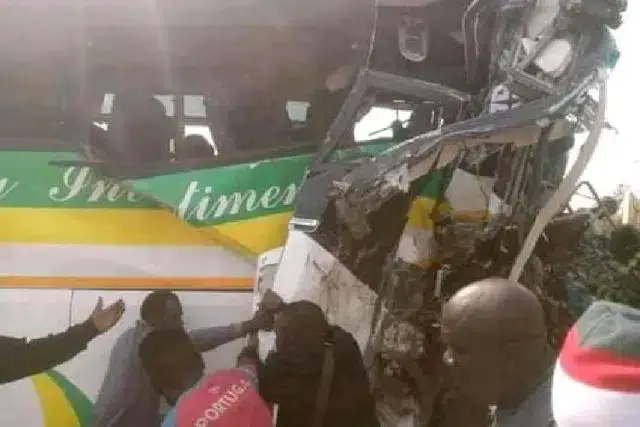 Condutores morrem em colisão de entre um autocarro de passageiros e camião em Manica