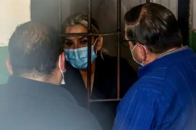 Ex-presidente da Bolívia retornou à prisão após realizar exames de hipertensão e depressão