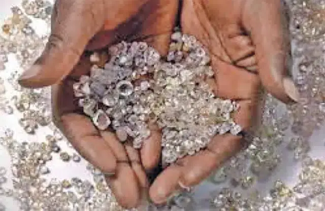 Moçambique espera ser admitido ao processo de exploração e venda legal de diamantes na Rússia