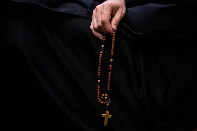 Padre foi detido por desvio de fundos da paróquia para compra de droga e organização de orgias em Itália