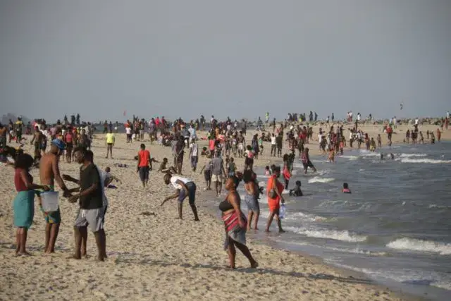 Governo ameaçou recuar nas medidas de alívio pela violação destas nas praias