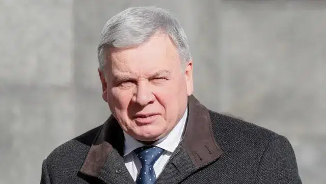 Ministro da Defesa demitiu-se devido a tensões militares na Ucrânia