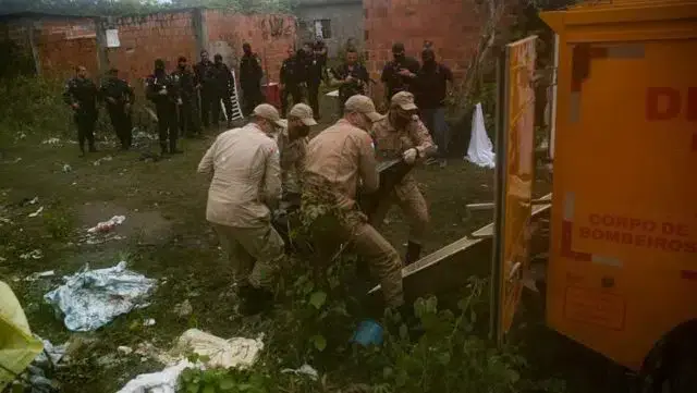 Polícias festejaram num bar com piscina massacre de traficantes em favela no Brasil