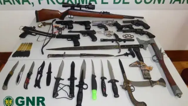 Polícia apreendeu arsenal de armas num caso de violência doméstica em Portugal
