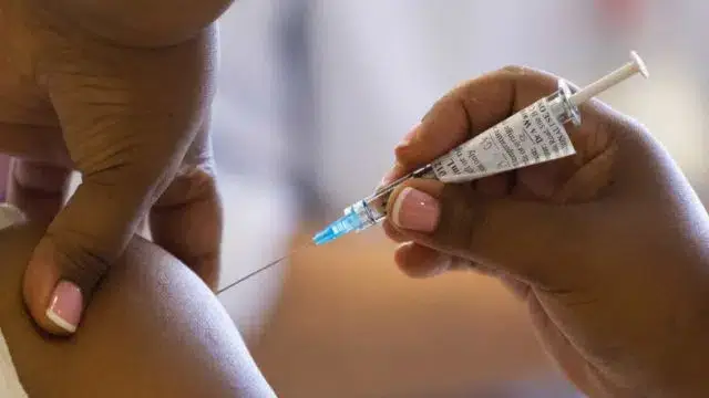 Indivíduos dos 18 aos 30 anos serão imunizados contra a Covid-19 no país