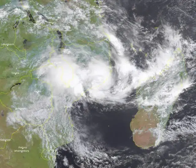 Já são visíveis os efeitos devastadores da passagem da tempestade tropical Ana no Centro e Norte