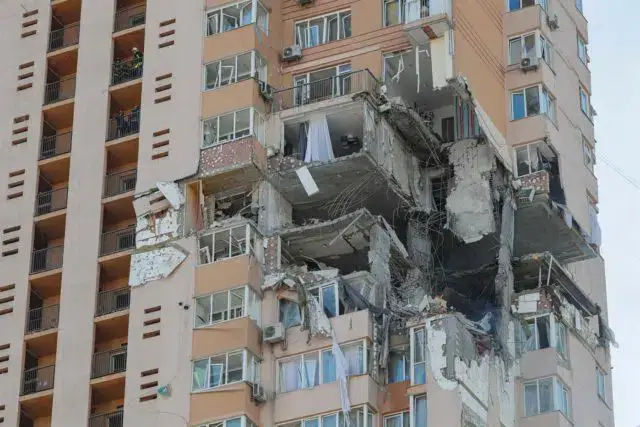 Ataques noturnos atingiram mais um prédio residencial em Kiev