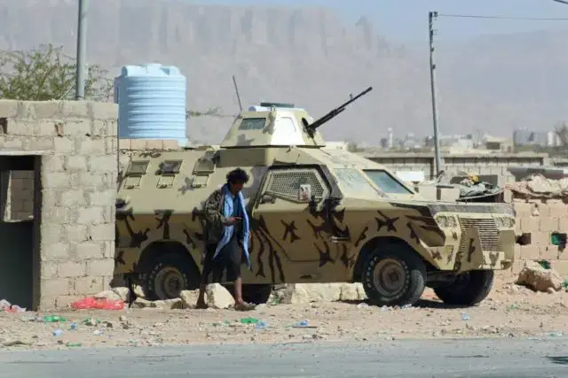 Rebeldes iemenitas houthi lançam ataques na Arábia Saudita
